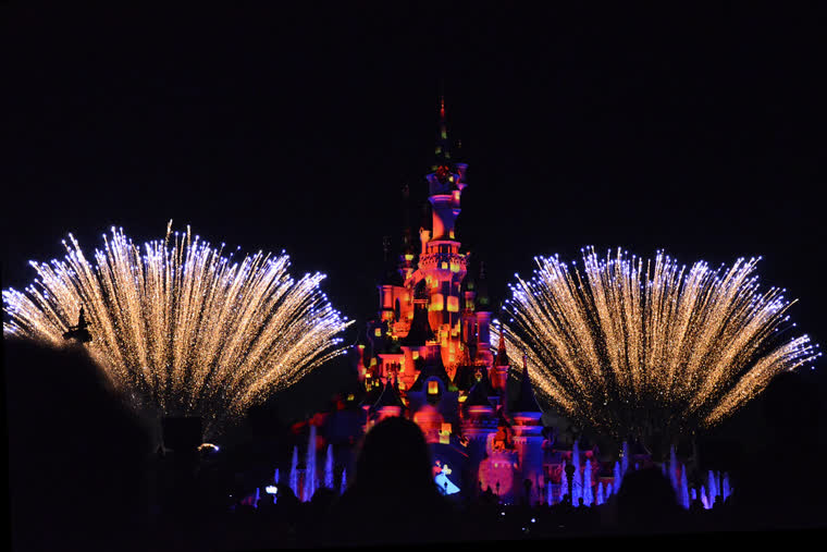 Montagnes russes en parc d'attractions