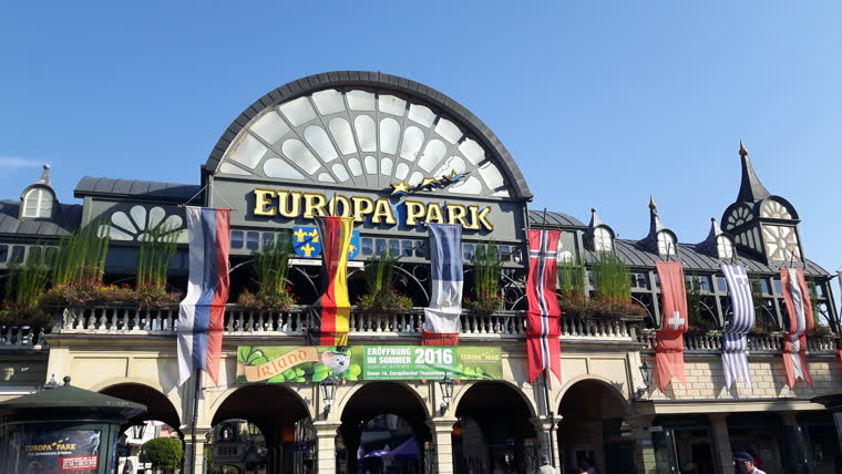 Montagnes russes en parc d'attractions