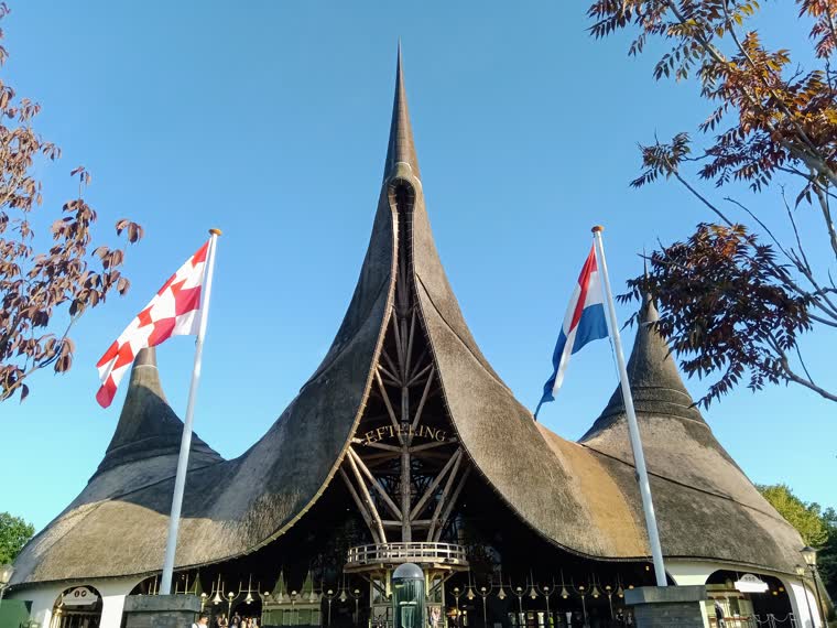 Montagnes russes en parc d'attractions