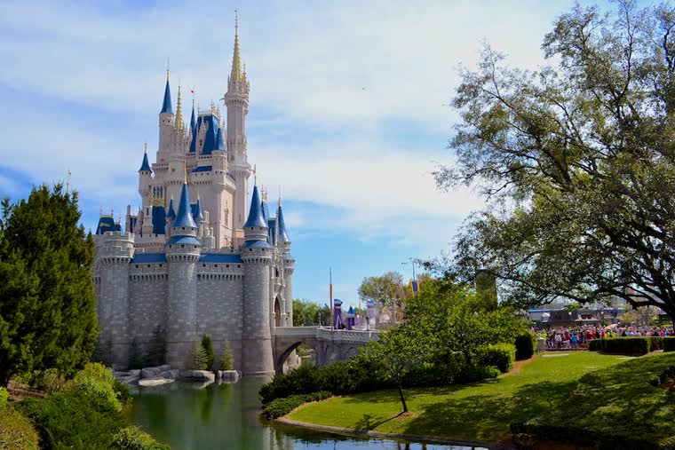 Montagnes russes en parc d'attractions