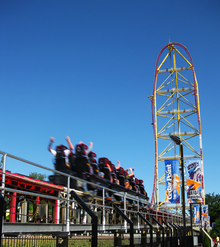 Montagnes russes en parc d'attractions
